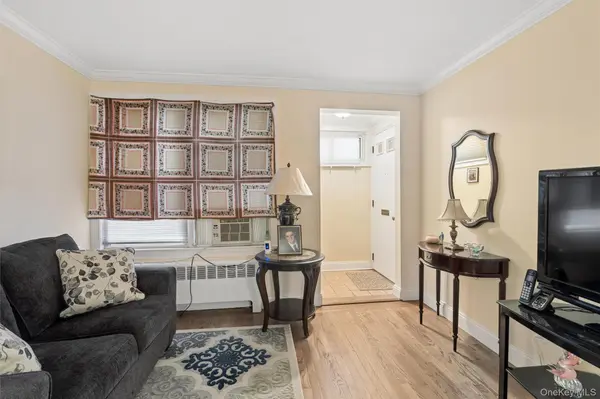 43 Edwards ST #1-B, Roslyn Heights, NY 11577