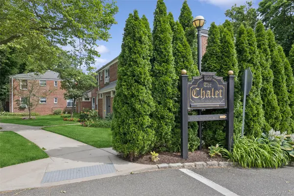 43 Edwards ST #1-B, Roslyn Heights, NY 11577