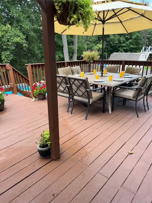 7 Colleen LN, Wallkill, NY 12589