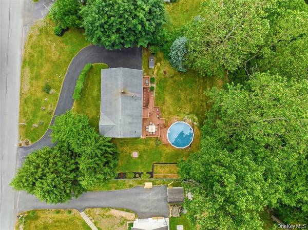 7 Colleen LN, Wallkill, NY 12589