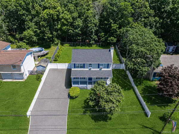 19 Golden Gate DR, Shirley, NY 11967