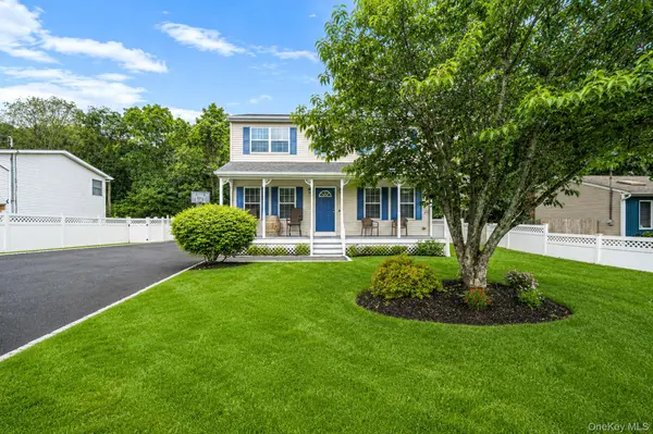 19 Golden Gate DR, Shirley, NY 11967