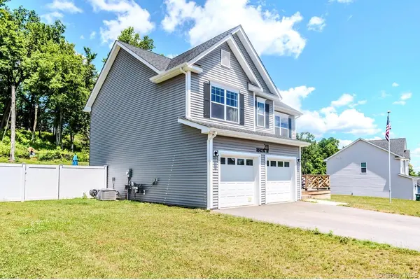 211 Ridgeline DR, Poughkeepsie, NY 12603