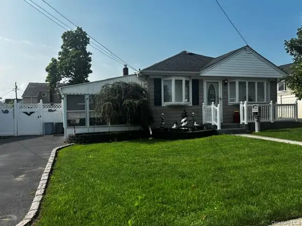 45 W Clearwater RD, Lindenhurst, NY 11757