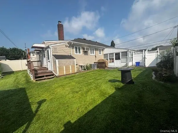 45 W Clearwater RD, Lindenhurst, NY 11757
