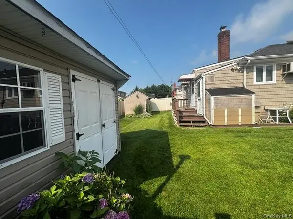 45 W Clearwater RD, Lindenhurst, NY 11757
