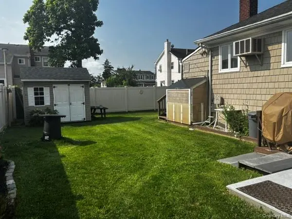45 W Clearwater RD, Lindenhurst, NY 11757