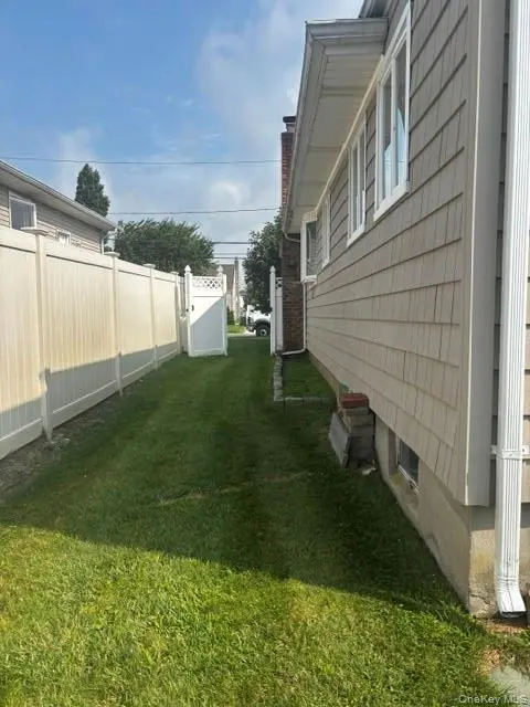 45 W Clearwater RD, Lindenhurst, NY 11757