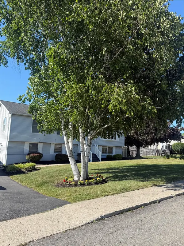 33 Lincoln CIR, Wallkill, NY 12589
