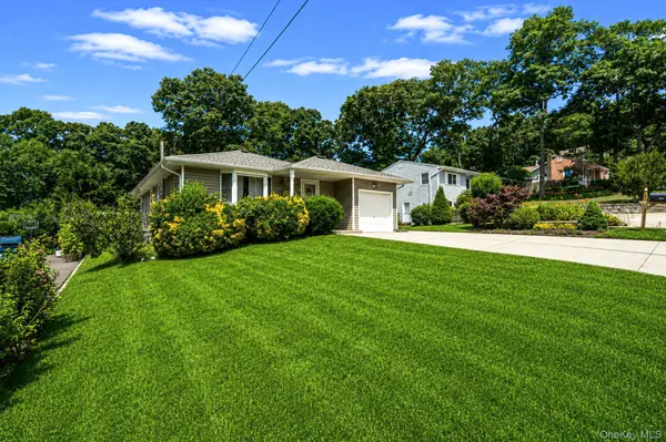 390 Blue Point RD, Farmingville, NY 11738