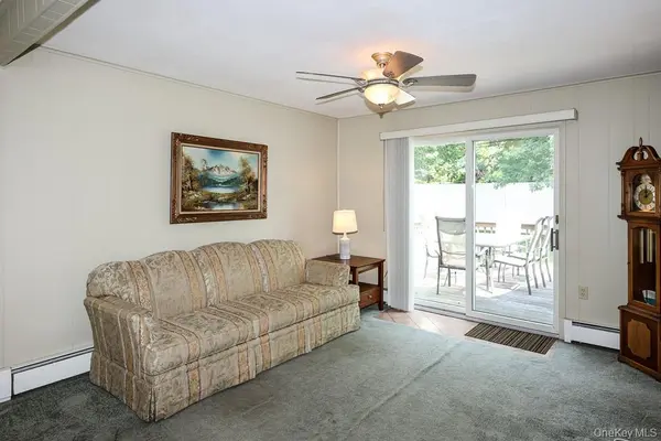 69 Corncrib LN, Levittown, NY 11756