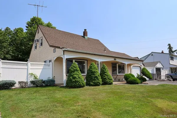 69 Corncrib LN, Levittown, NY 11756