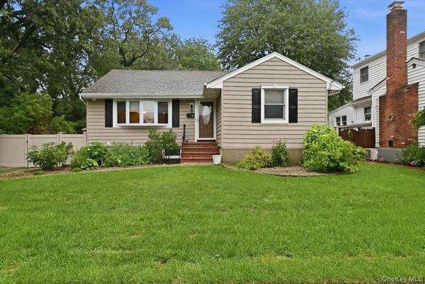 195 Scarcliffe DR, Malverne, NY 11565