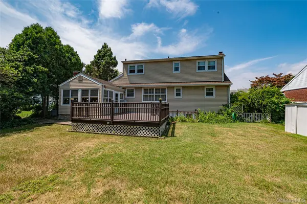 21 Langdon RD, Farmingdale, NY 11735