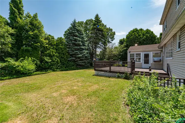 21 Langdon RD, Farmingdale, NY 11735
