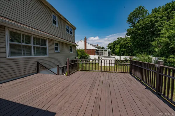 21 Langdon RD, Farmingdale, NY 11735