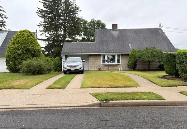 7 Mockingbird LN, Levittown, NY 11756