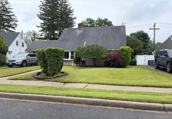 7 Mockingbird LN, Levittown, NY 11756