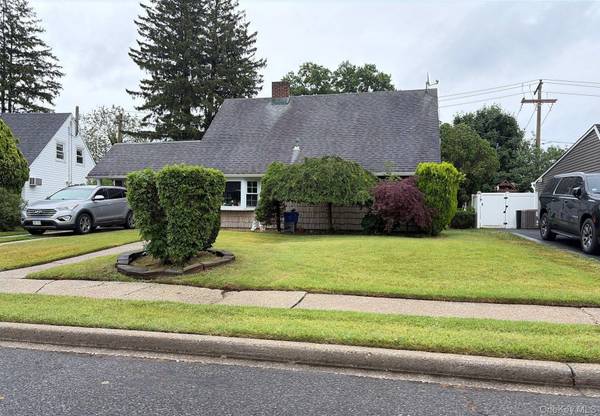 7 Mockingbird LN, Levittown, NY 11756