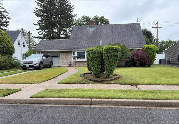 7 Mockingbird LN, Levittown, NY 11756
