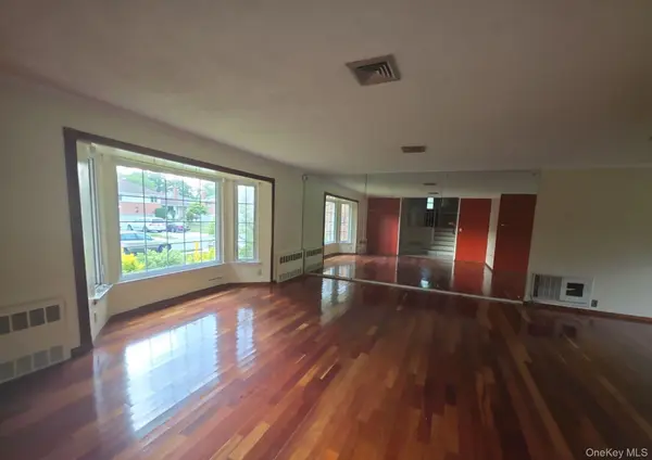 172 Evergreen DR, Westbury, NY 11590