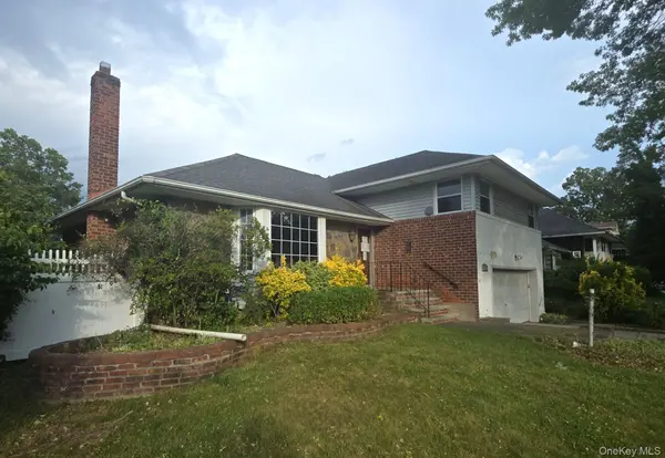172 Evergreen DR, Westbury, NY 11590