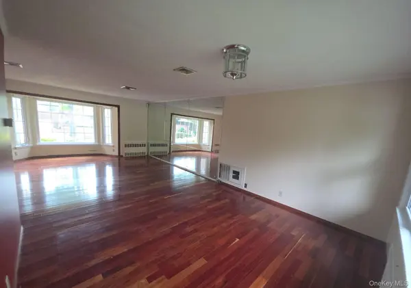 172 Evergreen DR, Westbury, NY 11590