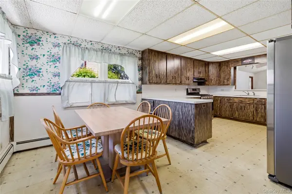 24 W Windsor Pkwy, Oceanside, NY 11572