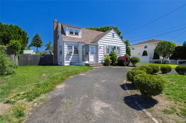 24 W Windsor Pkwy, Oceanside, NY 11572