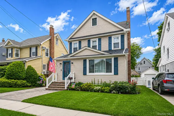 159 Iris AVE, Floral Park, NY 11001