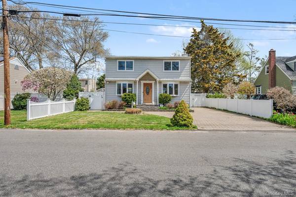 408 N Broome AVE, Lindenhurst, NY 11757
