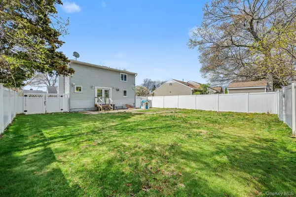 408 N Broome AVE, Lindenhurst, NY 11757