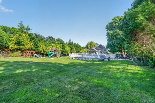 17 Woodlawn AVE, East Moriches, NY 11940