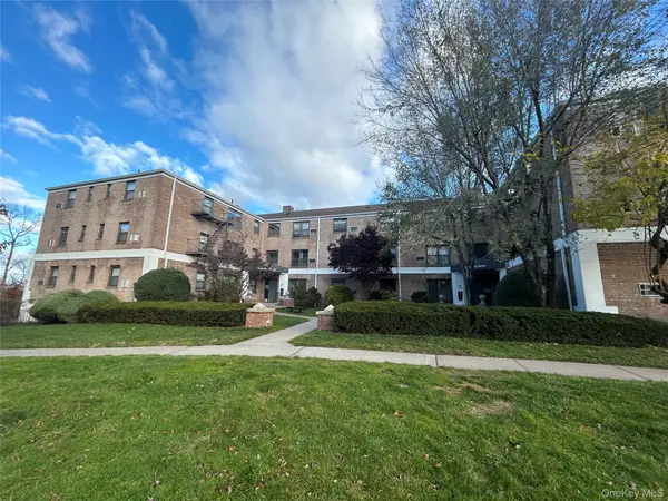 6 W Mill DR #3B, Great Neck, NY 11021