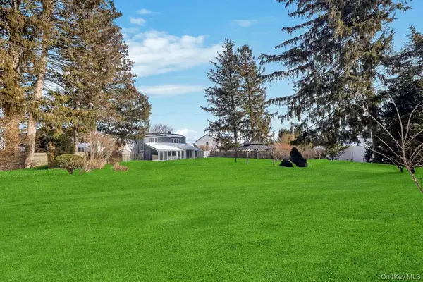119 Scooter LN, Hicksville, NY 11801