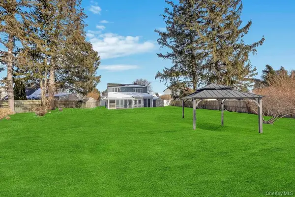 119 Scooter LN, Hicksville, NY 11801