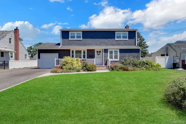 16 Heath LN, East Northport, NY 11731