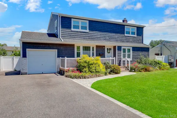 16 Heath LN, East Northport, NY 11731