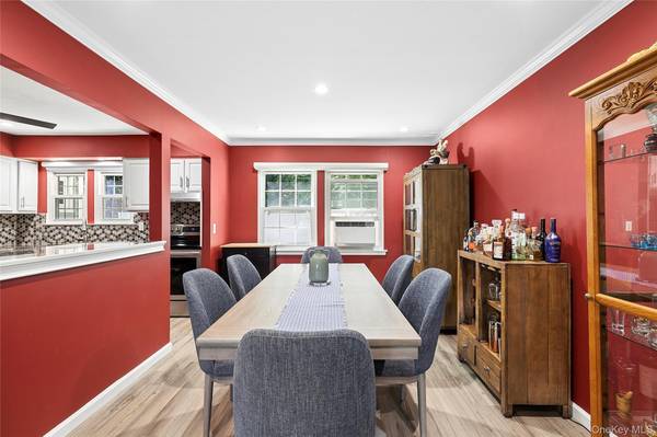 17 Harmony LN, Glen Cove, NY 11542