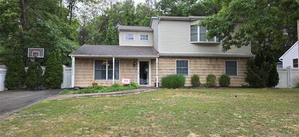 132 13th AVE, Holtsville, NY 11742