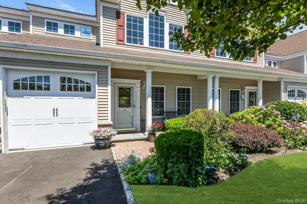 19 Meadow CT, Oakdale, NY 11769