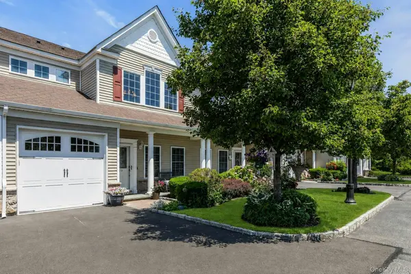 19 Meadow CT, Oakdale, NY 11769