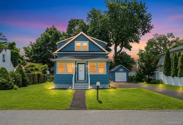 26 Flanders PL, West Babylon, NY 11704
