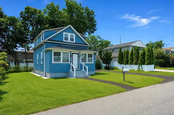 26 Flanders PL, West Babylon, NY 11704