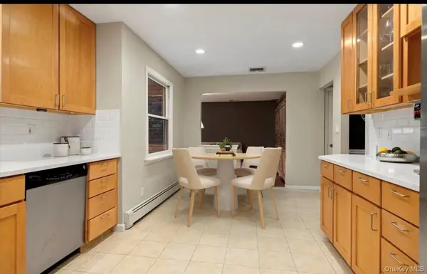 240 PLAINVIEW RD, Woodbury, NY 11797