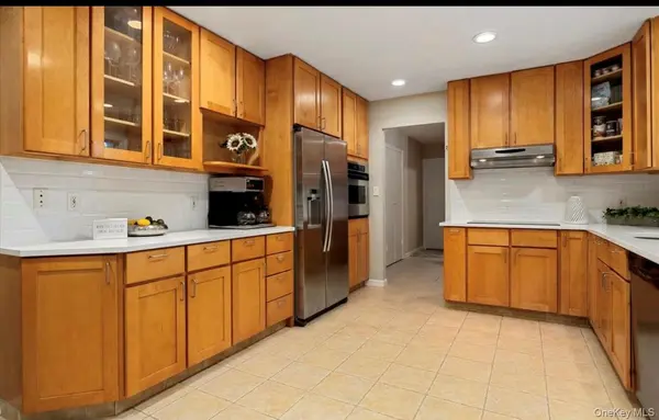 240 PLAINVIEW RD, Woodbury, NY 11797
