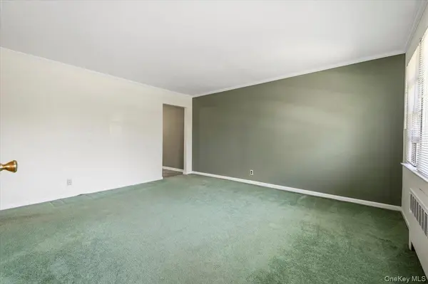 665 Dianne ST, Seaford, NY 11783