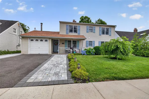 26 Saddler LN, Levittown, NY 11756