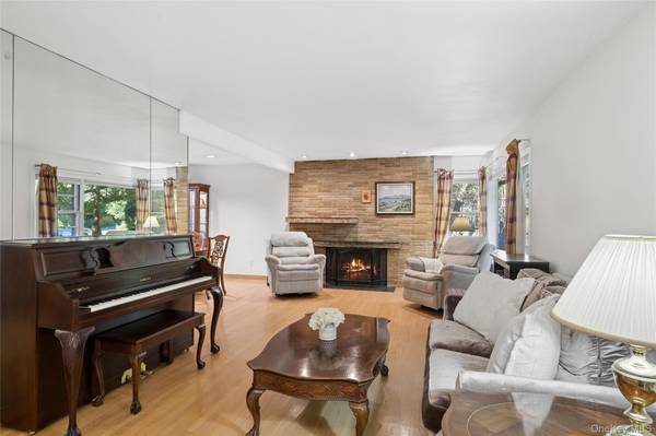 21 Woodridge LN, Sea Cliff, NY 11579