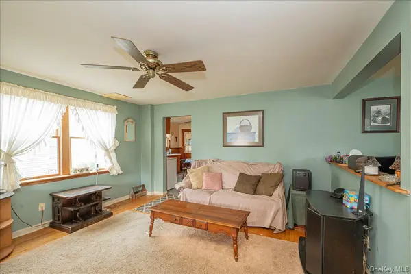 68 Rollstone AVE, West Sayville, NY 11796